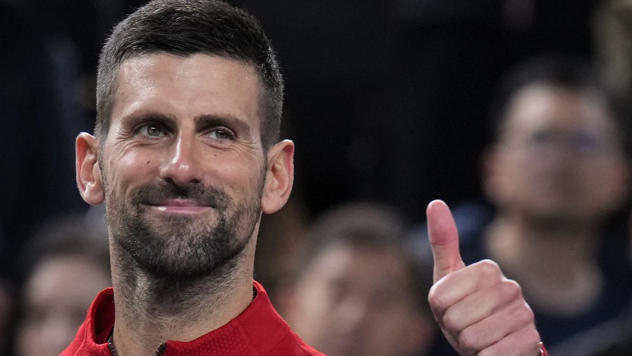 WA 6 Šanghaj - Srbský tenista Novak Djokovič sa teší z výhry 6:1 , 6:2 nad Flaviom Cobollim z Talianska v zápase 3. kola mužskej dvojhry na turnaji Masters 1000 v čínskom Šanghaji v utorok 8. októbra 2024. FOTO TASR/AP


Novak Djokovic of Serbia gestures to his supporters after defeating Flavio Cobolli of Italy in the men's singles third round match of the Shanghai Masters tennis tournament at Qizhong Forest Sports City Tennis Center in Shanghai, China, Tuesday, Oct. 8, 2024. (AP Photo/Andy Wong)