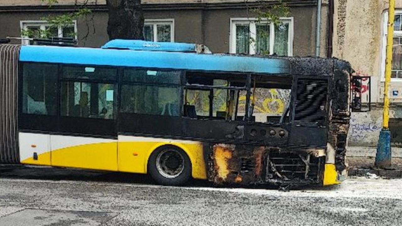 Na Bačíkovej ulici v Starom Meste v Košiciach začal horieť mestský autobus, ktorý bol práve plný pasažierov. K požiaru došlo krátko po 15:00 hodine.