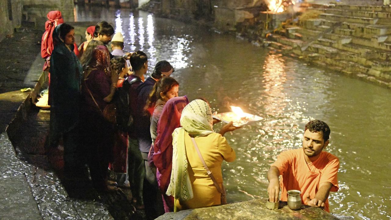 Rituály. Vody Bagmati sú pre hinduistov spirituálnou očistou.