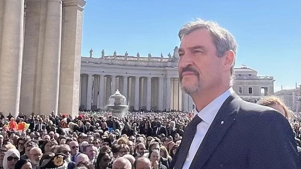 Markus Söder sa kvôli selfie pred pohrebom pápeža stal terčom kritiky.