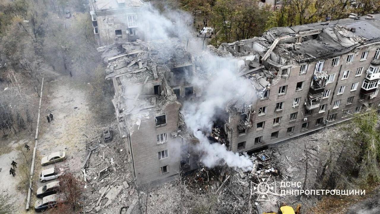 Ukrajinské mesto Kryvyj Rih po útoku ruskej armády v pondelok 11. novembra 2024. 

 
In this image provided by the Ukrainian Emergency Service on Monday, Nov. 11, 2024, a smoke rises out of an apartments building after a Russian attack in Kryvyi Rih, Ukraine. (Ukrainian Emergency Service via AP)