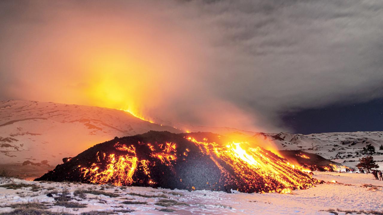 Sopka Etna sa nedávno prebudila k životu a v posledných dňoch je obzvlášť aktívna.