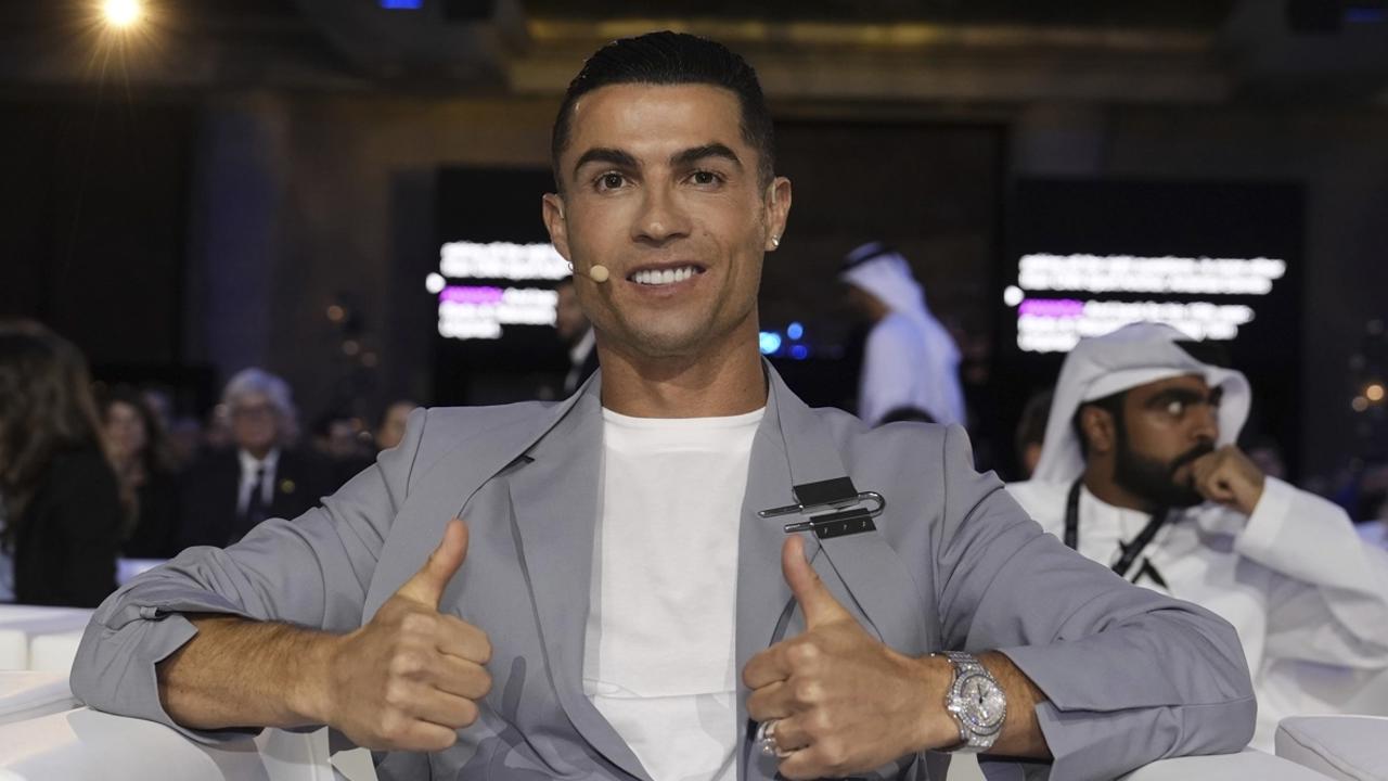 WA 24 Dubaj - Futbalista saudskoarabského klubu Al-Nassr Cristiano Ronaldo z Portugalska gestikuluje počas vyhlásenia ankety Globe Soccer Awards v Dubaji v Spojených arabských emirátoch v piatok 27. decembra 2024. Anketu Globe Soccer Award organizujú Európska asociácia futbalových agentov a Asociácia európskych klubov. FOTO TASR/AP 


Al Nassr's Cristiano Ronaldo  gestures, during the Globe Soccer Awards 2025, in Dubai, UAE, Friday, Dec. 27, 2024. (abio Ferrari/LaPresse via AP)