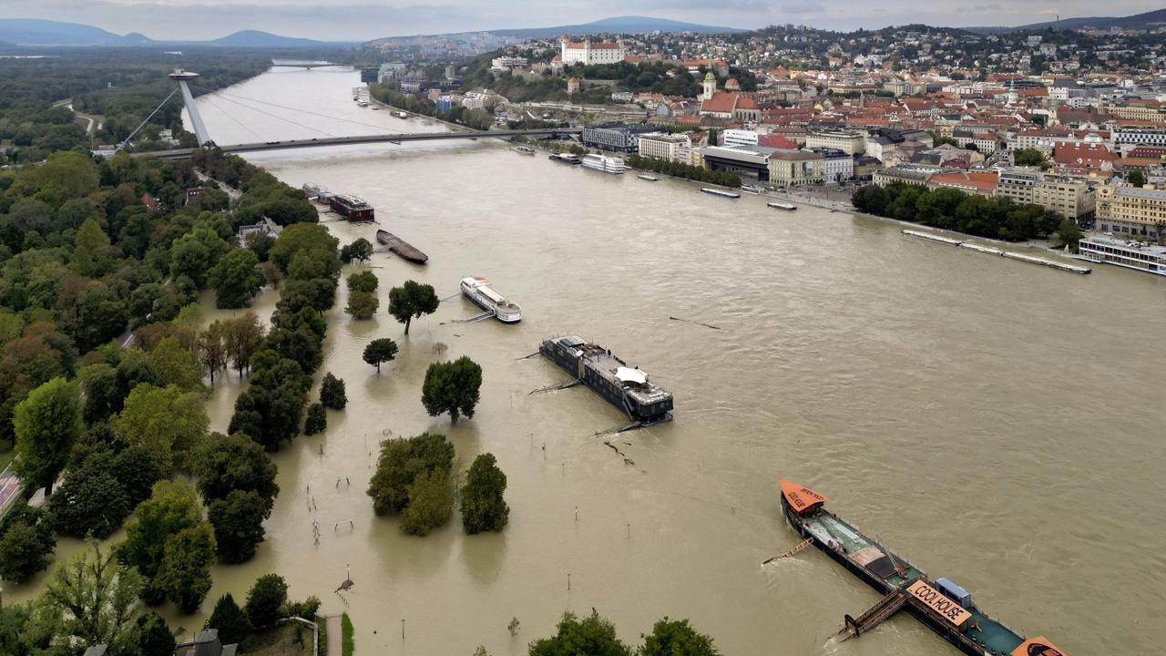 Rozliaty Dunaj v Bratislave. V minulosti sa dalo na rieku spoľahnúť, že prinesie veľkú vodu v letných mesiacoch, keď sa topia snehy v Alpách. Dnes sú povodne na najdlhšej rieke v Európskej únii nevyspytateľné.