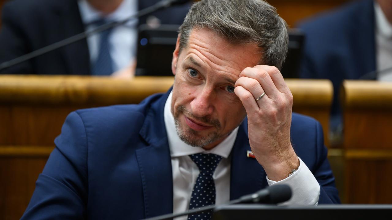 Na snímke opozičný poslanec Národnej rady (NR) SR Milan Majerský (KDH) reaguje počas mimoriadnej schôdze parlamentu k zdravotníckemu a stavebnému zákonu v Bratislave v utorok 4. februára 2025. FOTO TASR - Jaroslav Novák
