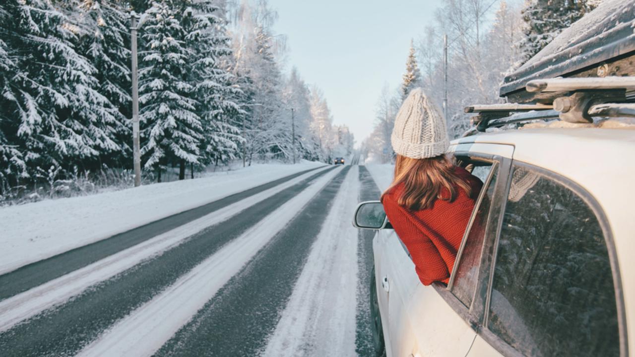 Ema zastavila pri odbočke, kde uvidela odstavené auto...