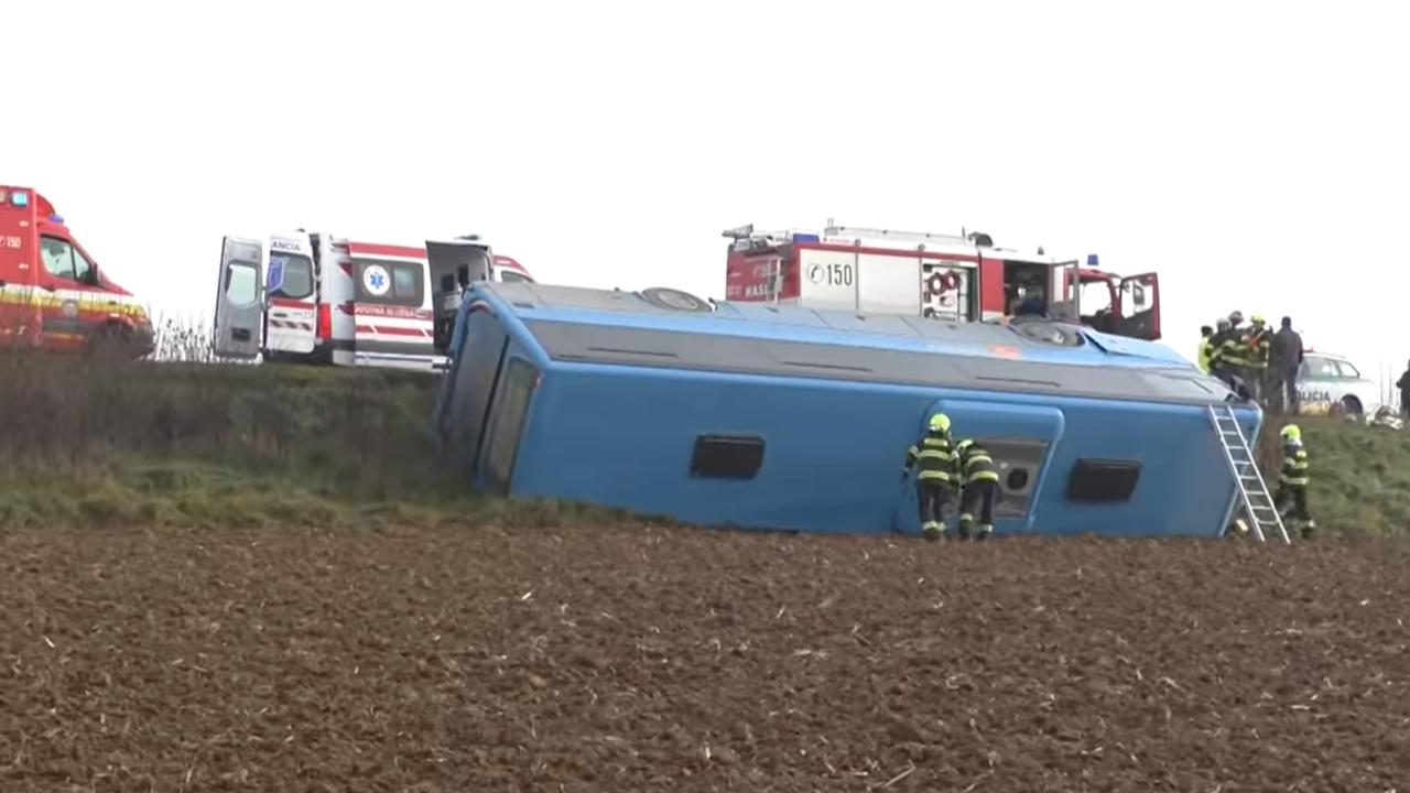 Nehoda pri Dežericiach si vyžiadala jednu obeť a šesť zranených