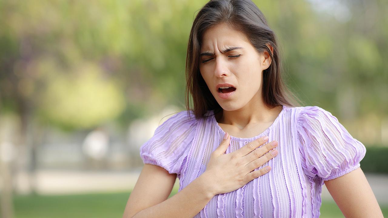 Infarkt u žien má sprievodné príznaky iné ako muži, preto ženy volajú o pomoc neskôr