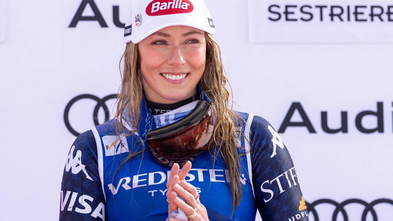 Na stupňoch víťazov: Mikaela Shiffrinová ďakuje fanúšikom za podporu. Mikaela so slzami v očiach ďakuje všetkým, ktorí ju podporovali na ceste k jej historickému úspechu. Tento záber je symbolom pokory a vďačnosti šampiónky.