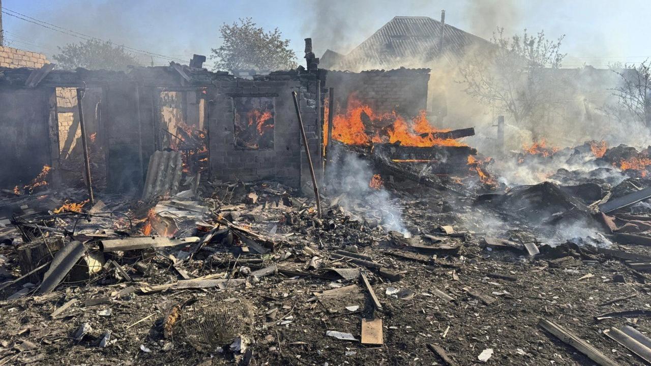 WA 30 Donecká oblasť - Na snímke ruiny rodinného domu horia po leteckom útoku ruskej armády na Doneckú oblasť na východe Ukrajiny v pondelok 28. apríla 2025. FOTO TASR/AP  

In this photo provided by the Ukrainian Emergency Service, damaged private houses burn following Russia's air raid in the Donetsk region, Ukraine, Monday, April 28, 2025. (Ukrainian Emergency Service via AP)