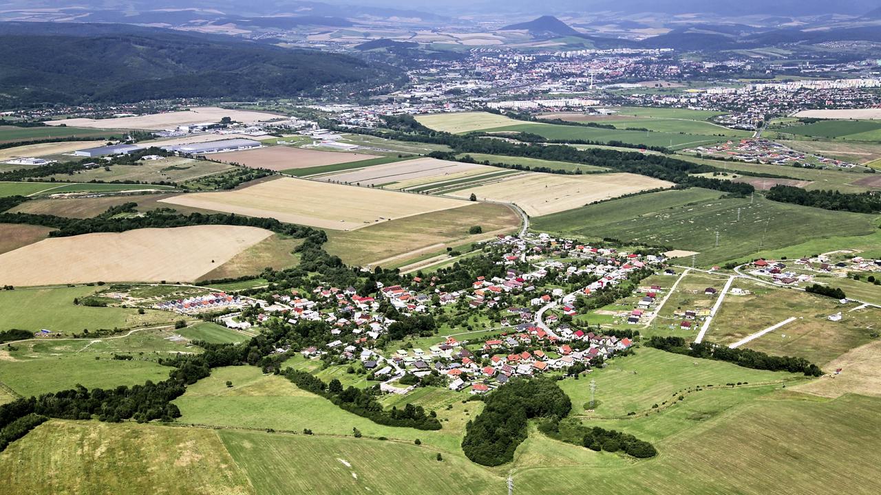 Letecký pohľad. V Záborskom dnes žije 1 222 starousadlíkov i prisťahovalcov. 