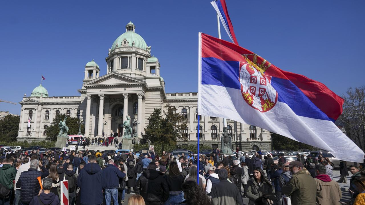 Organizácia Spojených národov vyzvala v piatok na pokoj pred víkendovým veľkým zhromaždením v Belehrade. Srbské orgány vyzvala, aby nechali protesty prebehnúť bez neoprávneného zasahovania. Na ochranu účastníkov zhromaždenia a potrebu vyhnúť sa násiliu apelovala aj Európska únia. TASR o tom informuje podľa správy agentúry AFP.