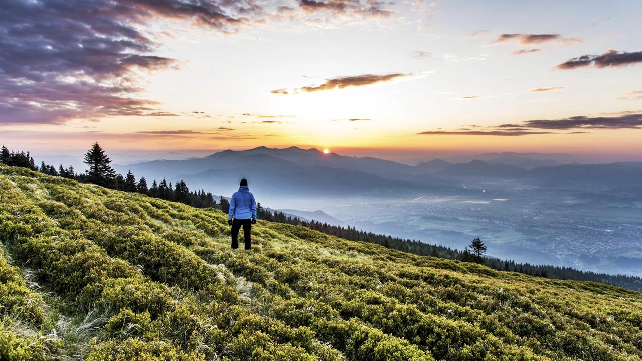 Turistika na Slovensku je nádherná v každom ročnom počasí, aj pri východe slnka.