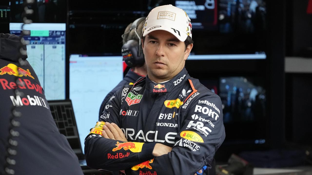 KK36 archív Las Vegas - Na archívnej snímke z 21. novembra 2024 mexický pretekár Sergio Perez z tímu Red Bull čaká v garáži pred tréningom na Veľkú cenu USA. Mexický pretekár Sergio Perez ukončil svoje pôsobenie v tíme Red Bull. Tridsaťštyriročný jazdec strávil v stajni F1 tri roky, počas ktorých sa spolu so štvornásobným majstrom sveta Holanďanom Maxom Verstappenom podieľal na zisku dvoch titulov v Pohári konštruktérov. FOTO TASR/AP
FILE - Red Bull driver Sergio Perez, of Mexico, waits in the garage area prior to a practice session for the Formula One U.S. Grand Prix auto race, Thursday, Nov. 21, 2024, in Las Vegas. (AP Photo/Matt York, File)