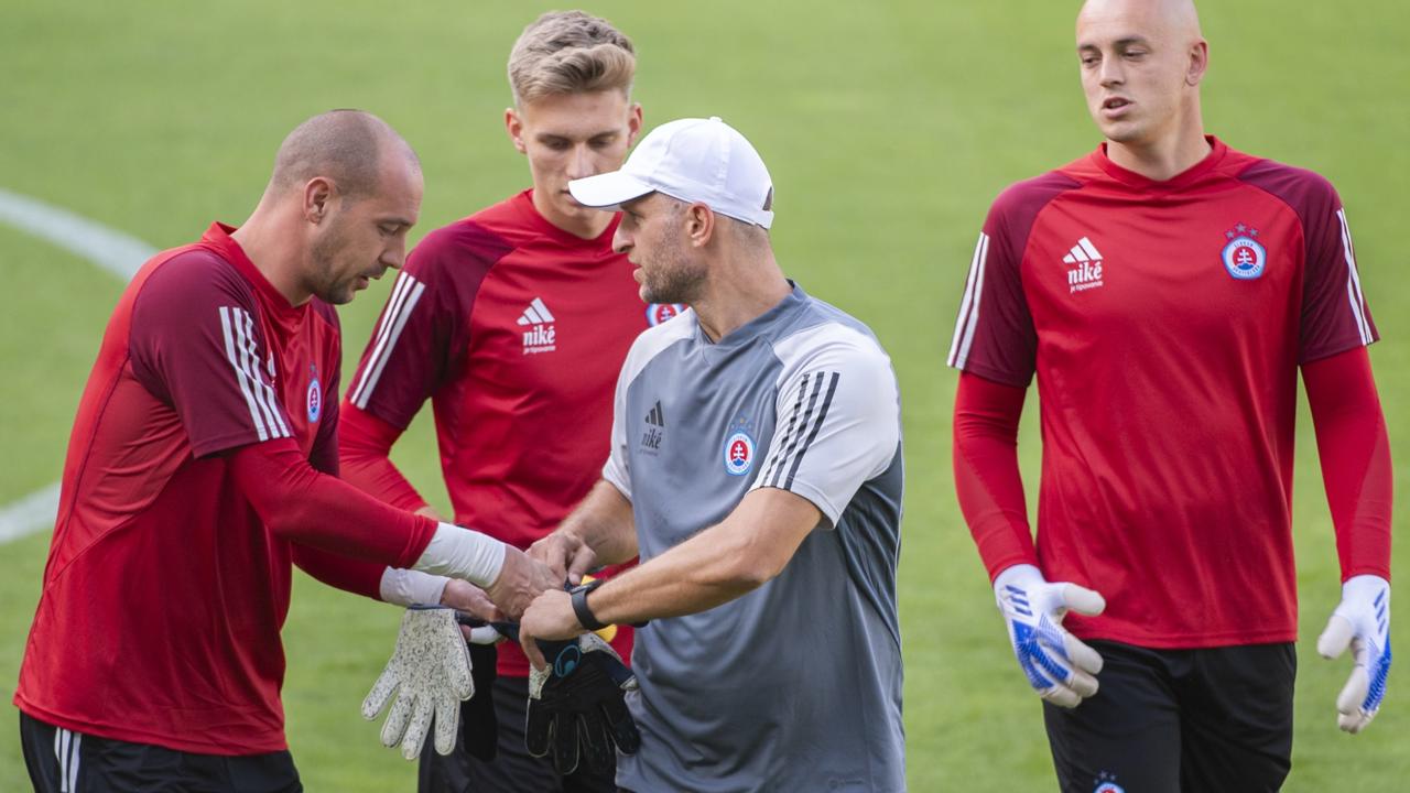 Adam Hrdina (v strede) opúšťa Slovan a mieri do Brna.