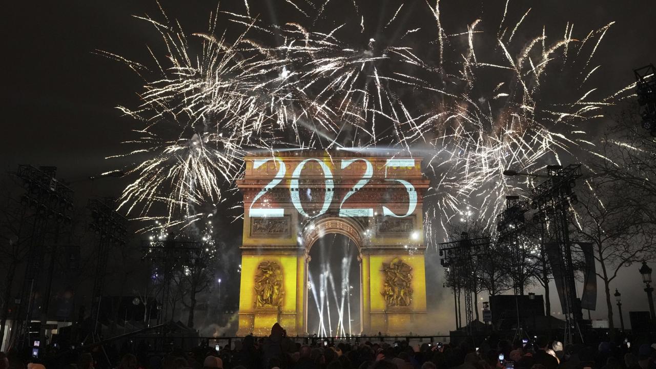 JB 13 Sydney - Ohňostroj exploduje nad Víťazným oblúkom počas novoročných osláv na Champs Elysees v Paríži 1. januára 2025. FOTO TASR/AP 

A light show is projected on the Arc de Triomphe as fireworks explode during New Year celebrations on the Champs Elysees in Paris, France, Wednesday, Jan. 1, 2025. (AP Photo/Thibault Camus)