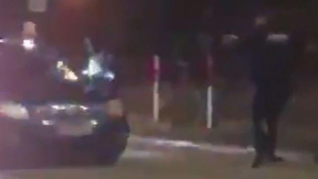 Zasahujúci policajt vytiahol na agresívneho vodiča zbraň.