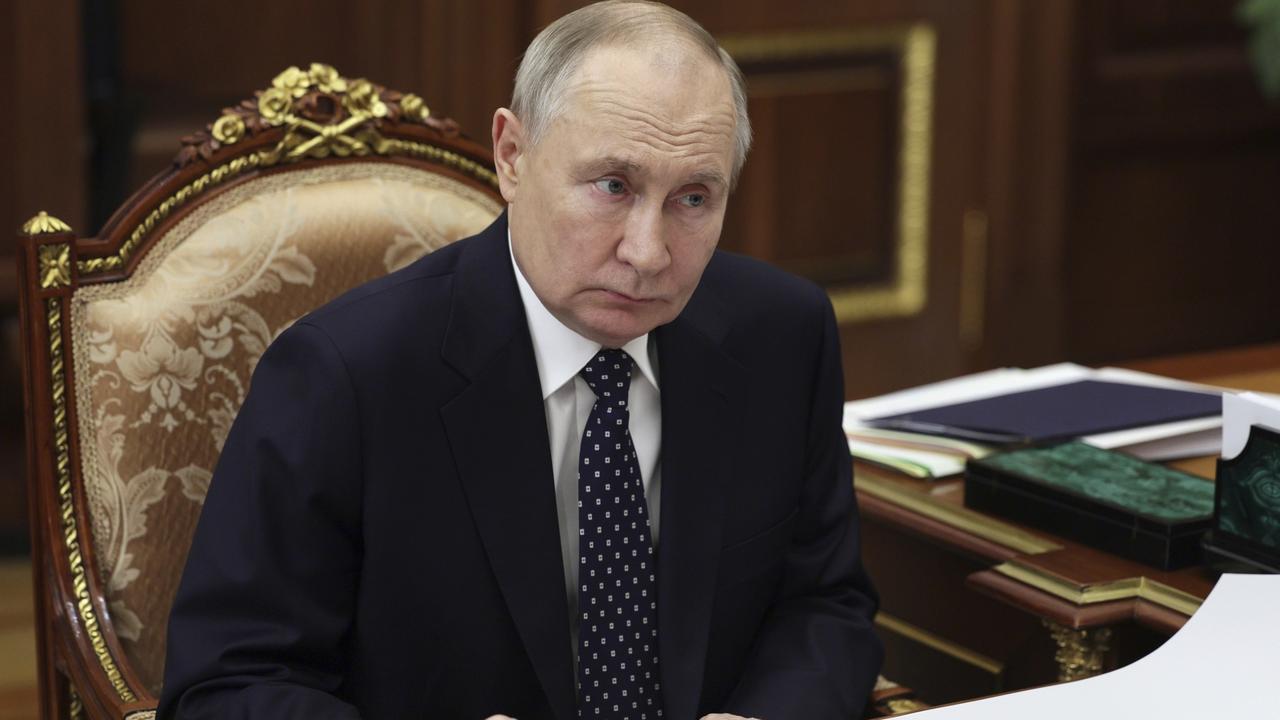 KK3 Moskva - Na snímke ruský prezident Vladimir Putin počas stretnutia so šéfom ruského leteckého prepravcu Aeroflot Sergejom Alexandrovským počas stretnutia v Moskve 7. apríla 2025. FOTO TASR/AP
Russian President Vladimir Putin listens to Aeroflot CEO Sergei Aleksandrovsky at the Kremlin in Moscow, Russia, on Monday, April 7, 2025. (Vyacheslav Prokofyev, Sputnik, Kremlin Pool Photo via AP)