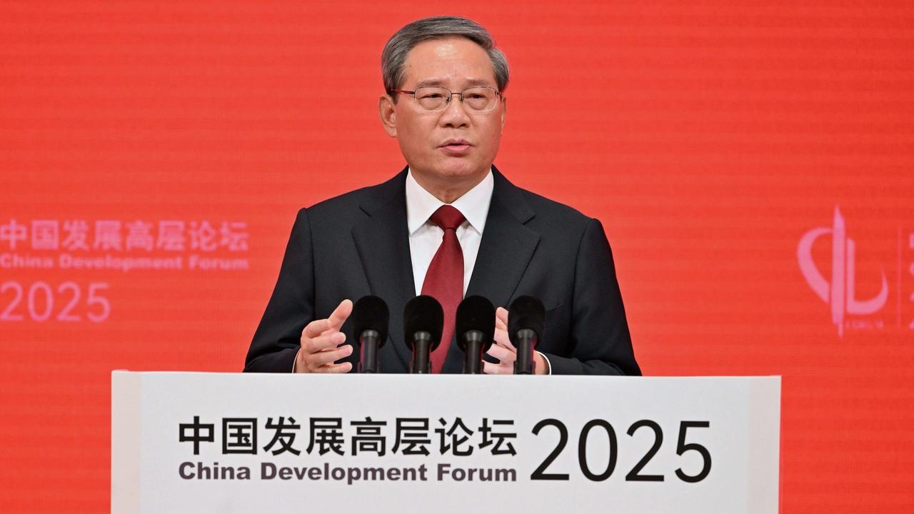 WA 9 Peking - Čínsky premiér Li Čchiang vystupuje s príhovorom na stretnutí obchodných lídrov počas Čínskeho rozvojového fóra v Pekingu v nedeľu 23. marca 2025. FOTO TASR/AP
China's Premier Li Qiang delivers speech during an opening ceremony of the China Development Forum at the Diaoyutai Guesthouse in Beijing Sunday, March 23, 2025. (Adek Berry/Pool Photo via AP)