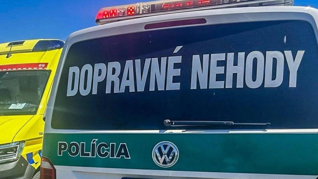 Hasiči zasahujú pri dopravnej nehode osobného auta a motocykla, ku ktorej došlo v sobotu večer v obci Ľubiša v okrese Humenné. (Ilustračné foto)