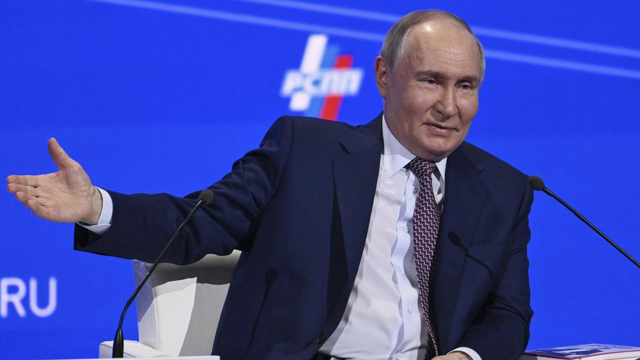 AZ10 Moskva - Ruský prezident Vladimir Putin gestikuluje počas kongresu v Moskve 18. marca 2025. Ruský prezident Vladimir Putin v utorkovom telefonáte s americkým prezidentom Donaldom Trumpom stanovil úplné zastavenie vojenskej pomoci Ukrajine ako podmienku ukončenia vojny. FOTO TASR/AP
Russian President Vladimir Putin gestures while speaking at the annual congress of the Russian Union of Industrialists and Entrepreneurs in Moscow, Russia, on Tuesday, March 18, 2025. (Kristina Kormilitsyna, Sputnik, Kremlin Pool Photo via AP)