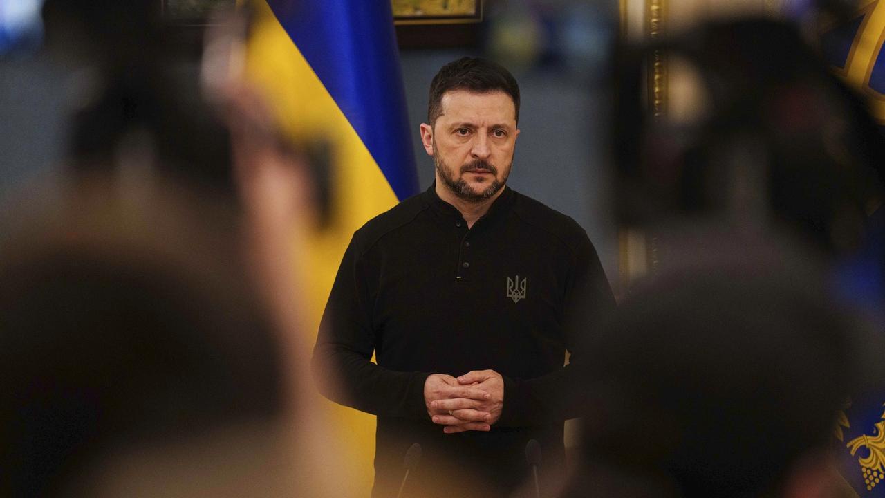 AZ15 Kyjev - Na snímke ukrajinský prezident Volodymyr Zelenskyj reční počas tlačovej konferencie v Kyjeve 4. apríla 2025. FOTO TASR/AP
Ukrainian President Volodymyr Zelenskyy speaks during a press conference in Kyiv, Ukraine, Friday, April 4, 2025. (AP Photo/Evgeniy Maloletka)