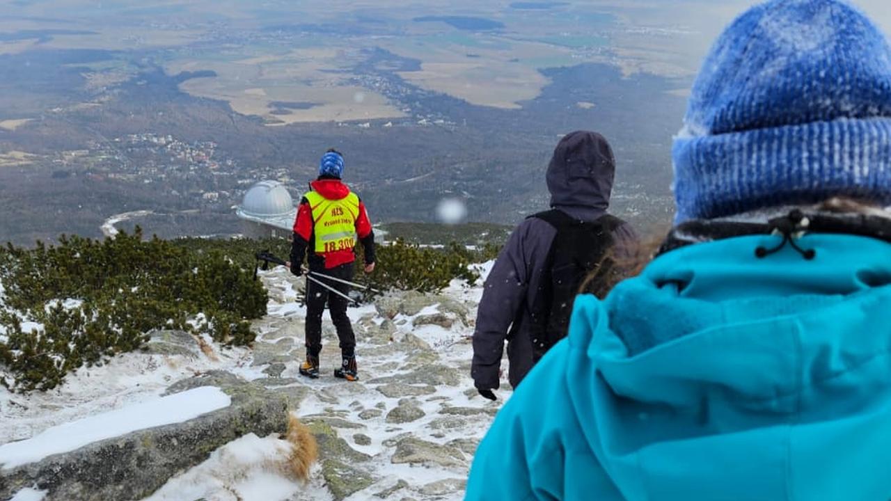 Horská záchranná služba (HZS) upozorňuje, že vo vysokohorskom prostredí naďalej pretrváva nepriaznivé počasie. Z toho dôvodu neodporúča pohyb v horách. V prípade návštevy horských oblastí vyzýva na zvýšenú opatrnosť a zabezpečenie si adekvátnej, zimnej výbavy.