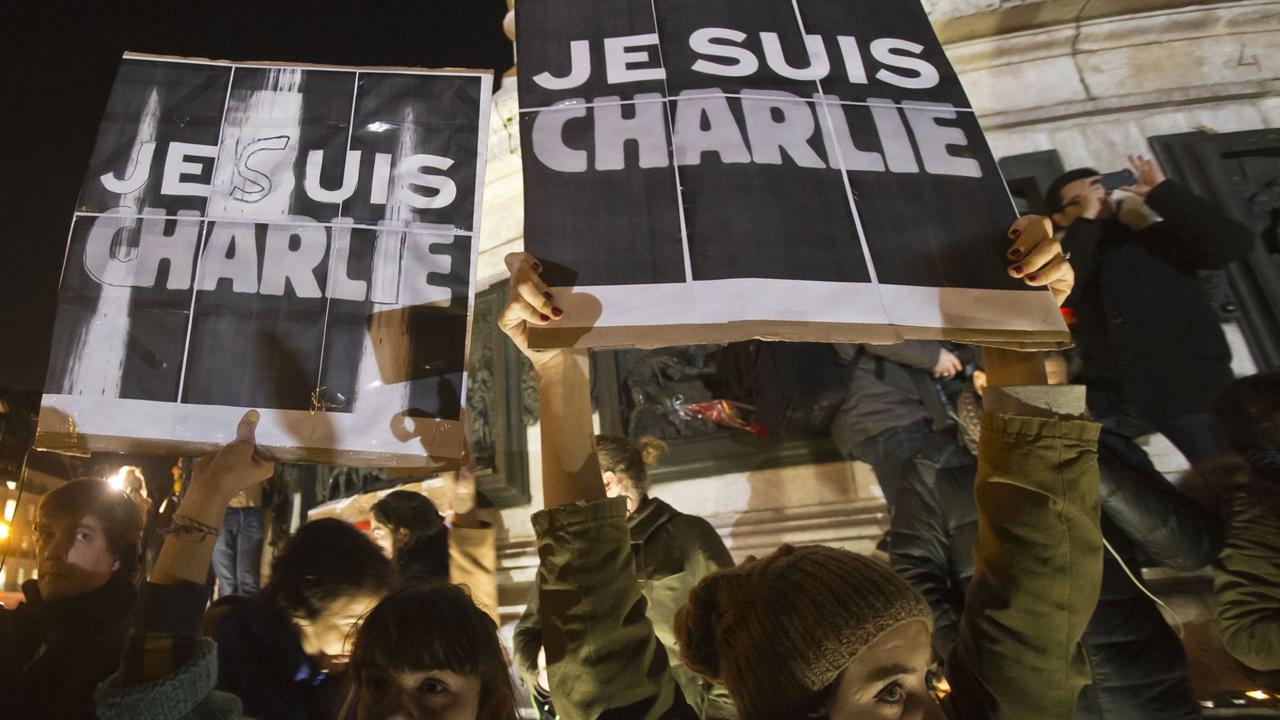 ,,Ja som Charlie" - heslo, ktoré sa stalo symbolom úcty k obetiam masakru v redakcii Charlie Hebdo a zároveň vyjadrením nesúhlasu s terorizmom.