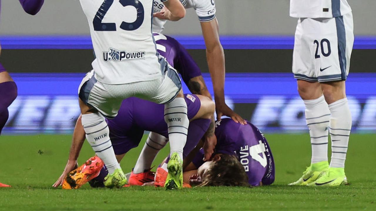 FLORENCE, ITALY - DECEMBER 1: Edoardo Bove of ACF Fiorentina collapses to the ground and is about to be transported to hospital during the Serie A match between Fiorentina and FC Internazionale at Stadio Artemio Franchi on December 1, 2024 in Florence, Italy. (Photo by Gabriele Maltinti/Getty Images)