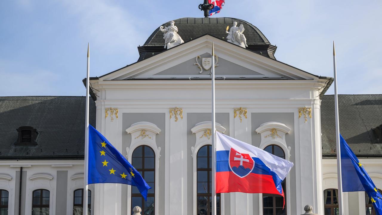 Na snímke vlajky Slovenskej republiky (uprostred) a Európskej únie, ktoré spustili príslušníci Prezidentskej čestnej stráže na pol žrde v súvislosti s úmrtím pápeža Františka pred Prezidentským palácom v Bratislave v utorok 22. apríla 2025.