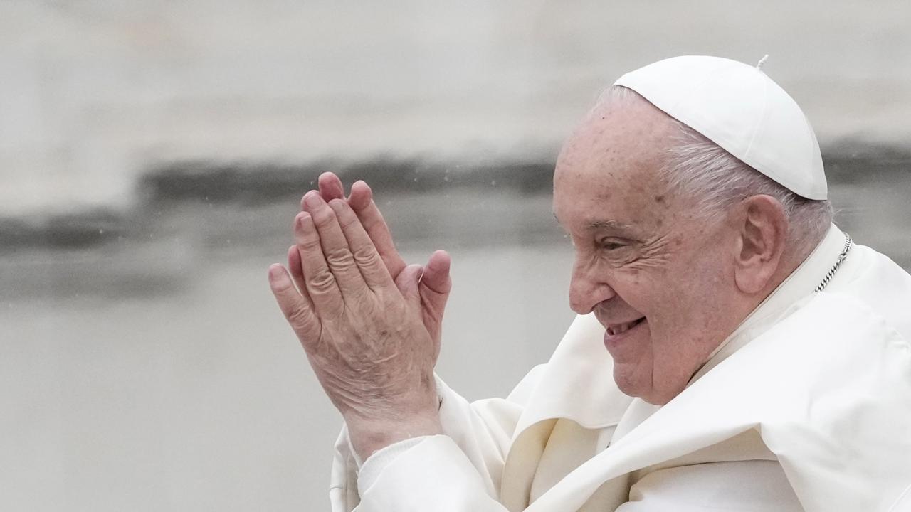 WA 18 Vatikán - Pápež František máva veriacim počas pravidelnej generálnej audiencie na Námestí sv. Petra vo Vatikáne v stredu 20. novembra 2024. FOTO TASR/AP

Pope Francis waves as he leaves after his weekly general audience in St. Peter's Square at The Vatican, Wednesday, Nov.20, 2024. (AP Photo/Gregorio Borgia)