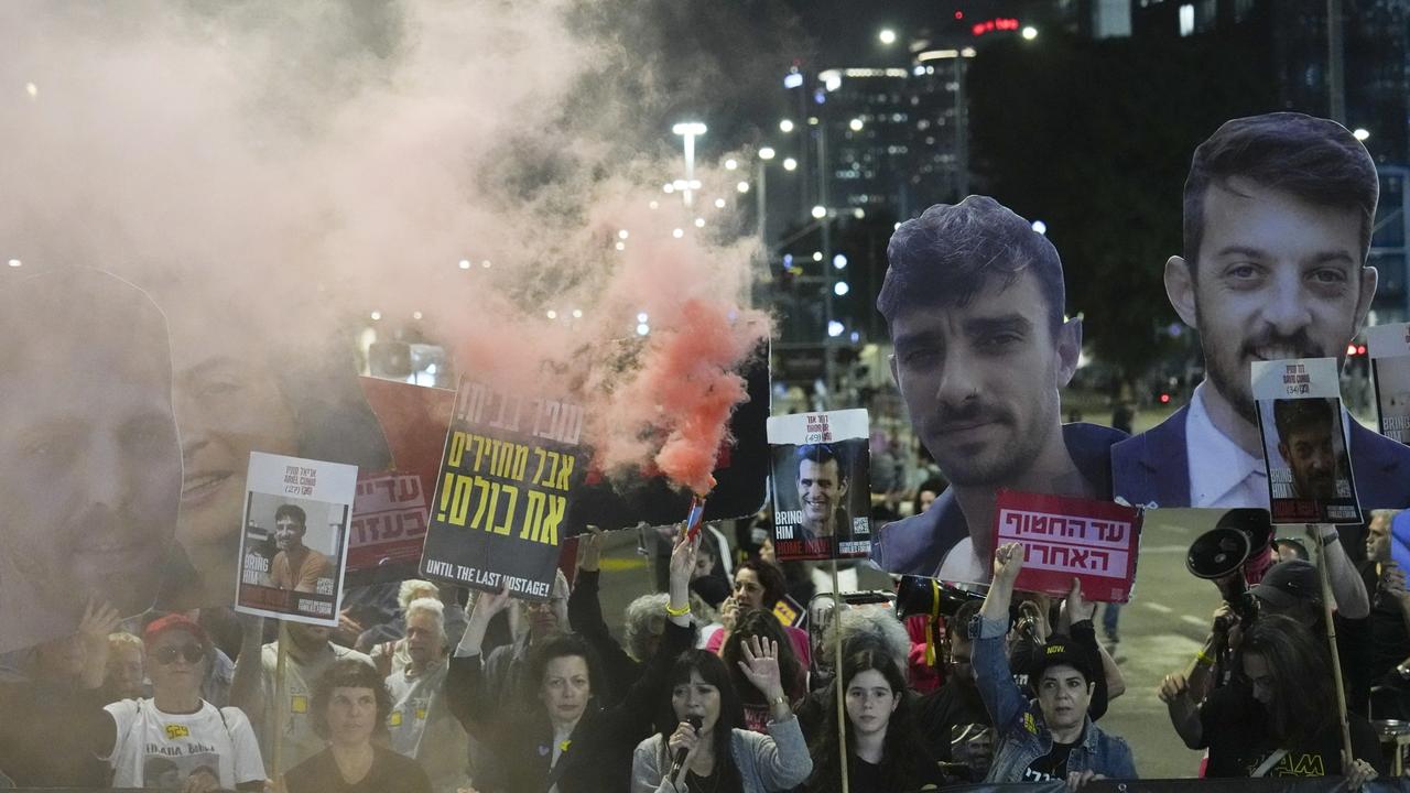 Na snímke protestujúci žiadajú prepustenie rukojemníkov zadržiavaných v pásme Gazy, v izraelskom Tel Avive v utorok 18. marca 2025.
