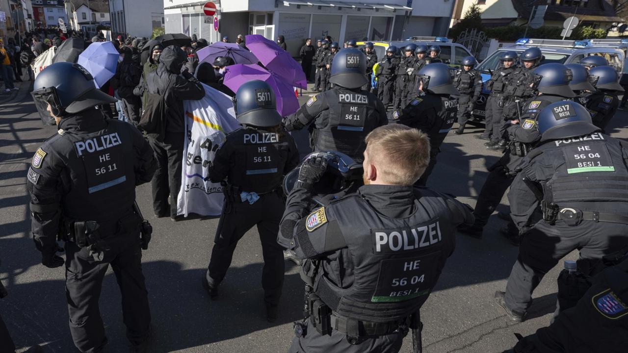 Demonštranti sa bijú s policajtmi počas demonštrácie proti strane Alternatíva pre Nemecko (AfD) v nemeckom meste Neu-Isenburg 1. februára 2025. Tisíce ľudí sa v sobotu opäť vydali do ulíc nemeckých miest na protest proti spolupráci strán Kresťanskodemokratická únia (CDU) a Alternatíva pre Nemecko (AfD) pri hlasovaní o návrhu na zmenu migračnej politiky. TASR o tom informuje podľa správy agentúry DPA.