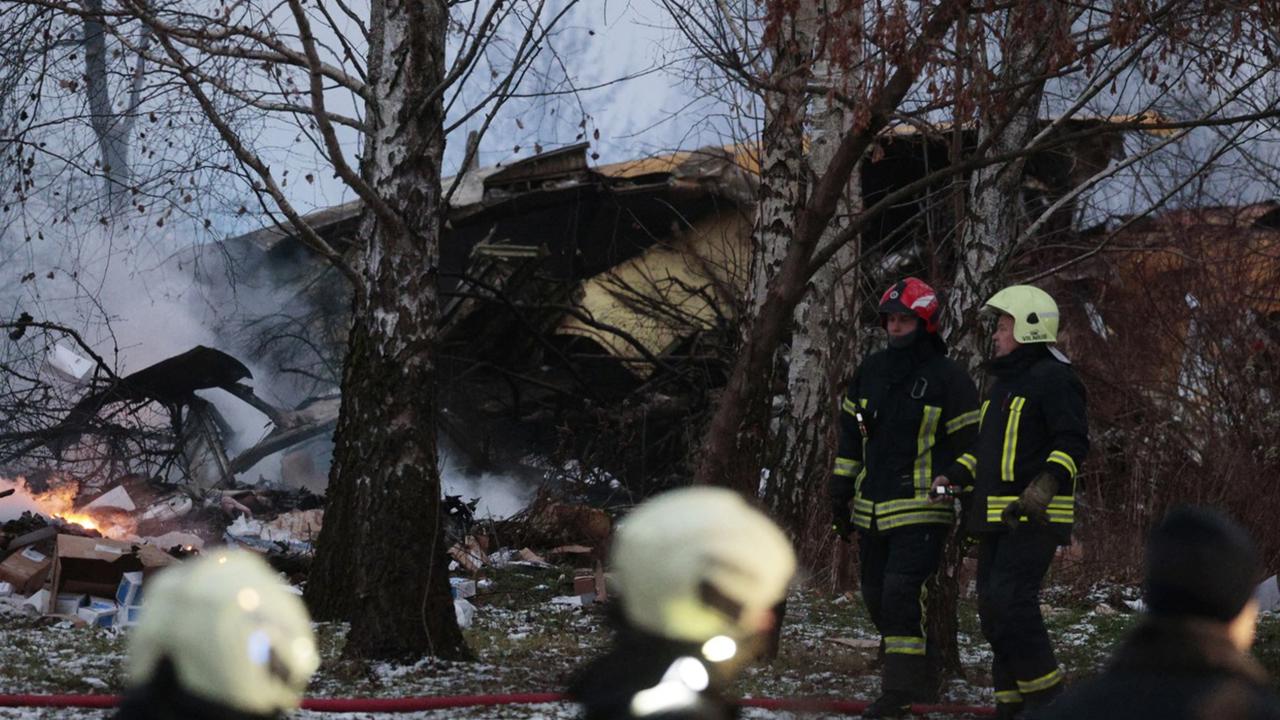 Pád nákladného lietadla spoločnosti DHL  neďaleko litovského Vilniusu. Na palube lietadla boli štyri osoby.