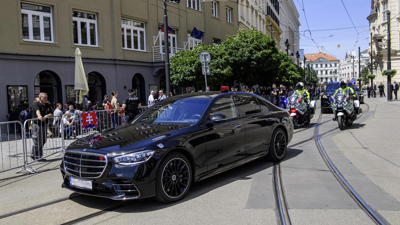 Pre prezidenta. Nový mercedes za 180-tisíc eur má byť súčasťou vozovej flotily Petra Pellegriniho. Nebude jediný, rovnaký model bol už súčasťou kolóny počas júnovej inaugurácie novej hlavy štátu.