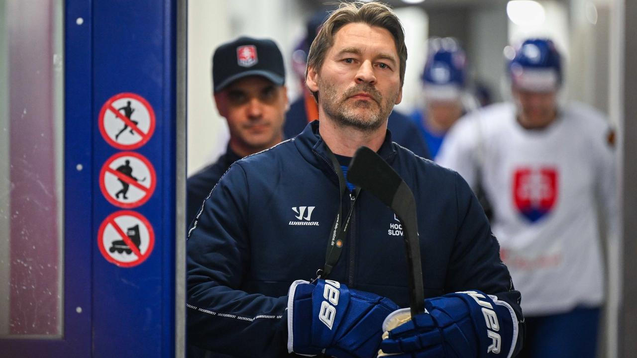 Na snímke hlavný tréner hokejovej reprezentácie SR Vladimír Országh počas prípravného tréningu slovenskej hokejovej reprezentácie pred MS. FOTO TASR - Jakub Kotian