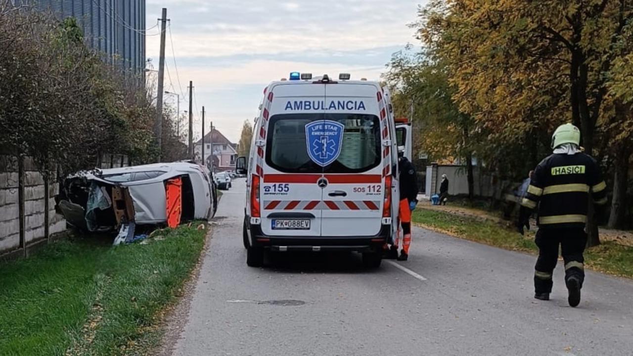 „Podľa prvotných informácií mal vodič motorového vozidla zn. Toyota, na rovnom úseku cesty, z doposiaľ nezistených príčin zmeniť smer a rýchlosť jazdy, vozidlom prejsť do protismeru a naraziť do betónového oplotenia. Následkom nárazu sa jeho vozidlo malo prevrátiť na ľavú stranu," informuje polícia na sociálnej sieti. 