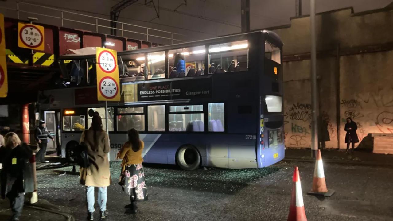 Dvojposchodový autobus narazil do železničného mosta v Glasgowe, zranených je 8