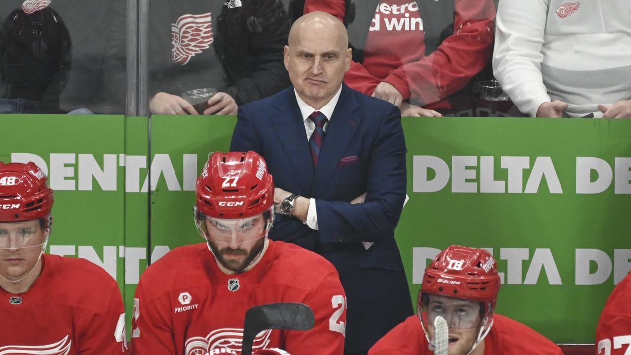 WA 82 Detroit - Tréner Detroitu Red Wings  Derek Lalonde sleduje zápas zámorskej NHL Detroit Red Wings - St. Louis Blues v Detroite v pondelok 23. decembra 2024. FOTO TASR/AP 

Detroit Red Wings head coach Derek Lalonde, standing, watches during the first period of an NHL hockey game against the St. Louis Blues, Monday, Dec. 23, 2024, in Detroit. (AP Photo/Jose Juarez)