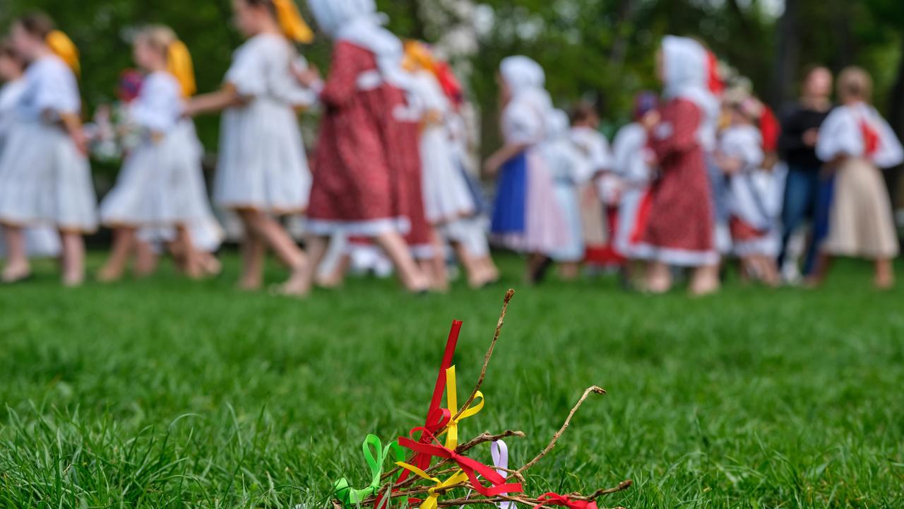 Pri šibaní sa hovorili šibačkové riekanky, každý mládenec mal tú svoju obľúbenú.