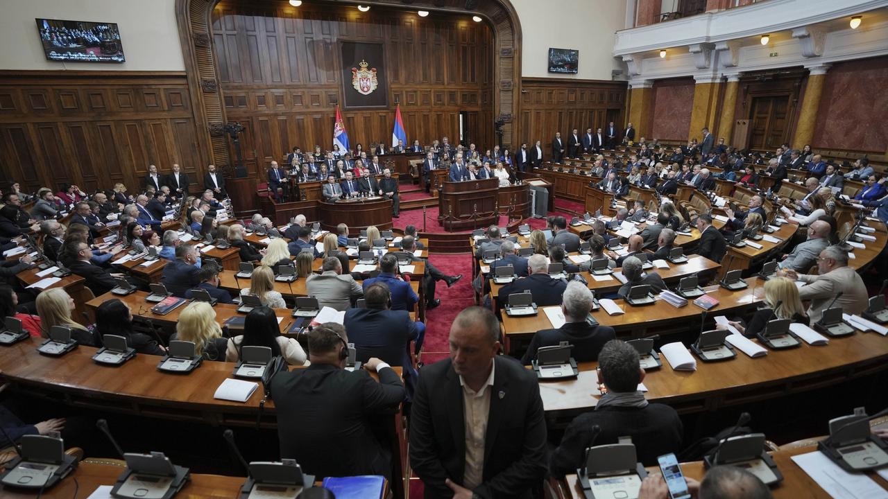 Srbský parlament v stredu schválil politicky neskúseného profesora medicíny Djura Macuta za predsedu vlády. Nová vláda sa ujíma moci v čase pokračujúcich protikorupčných protestov, ktoré viedli k demisii Miloša Vučeviča z postu premiéra.