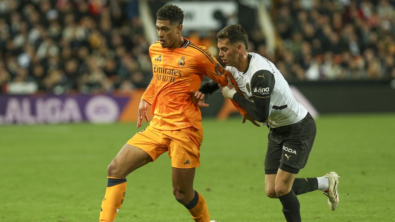 AZ32 Valencia - Na snímke hráč Realu Madrid Jude Bellingham (vľavo) a hráč Valencie Enzo Barrenechea bojujú o loptu počas dohrávky 12. kola španielskej La Ligy FC Valencia - Real Madrid vo Valencii 3. januára 2025. FOTO TASR/AP  


 
Real Madrid's Jude Bellingham, left, and Valencia's Enzo Barrenechea battle for the ball during a Spanish La Liga soccer match at Mestalla stadium in Valencia, Spain, Friday, Jan. 3, 2025. (AP Photo/Alberto Saiz)