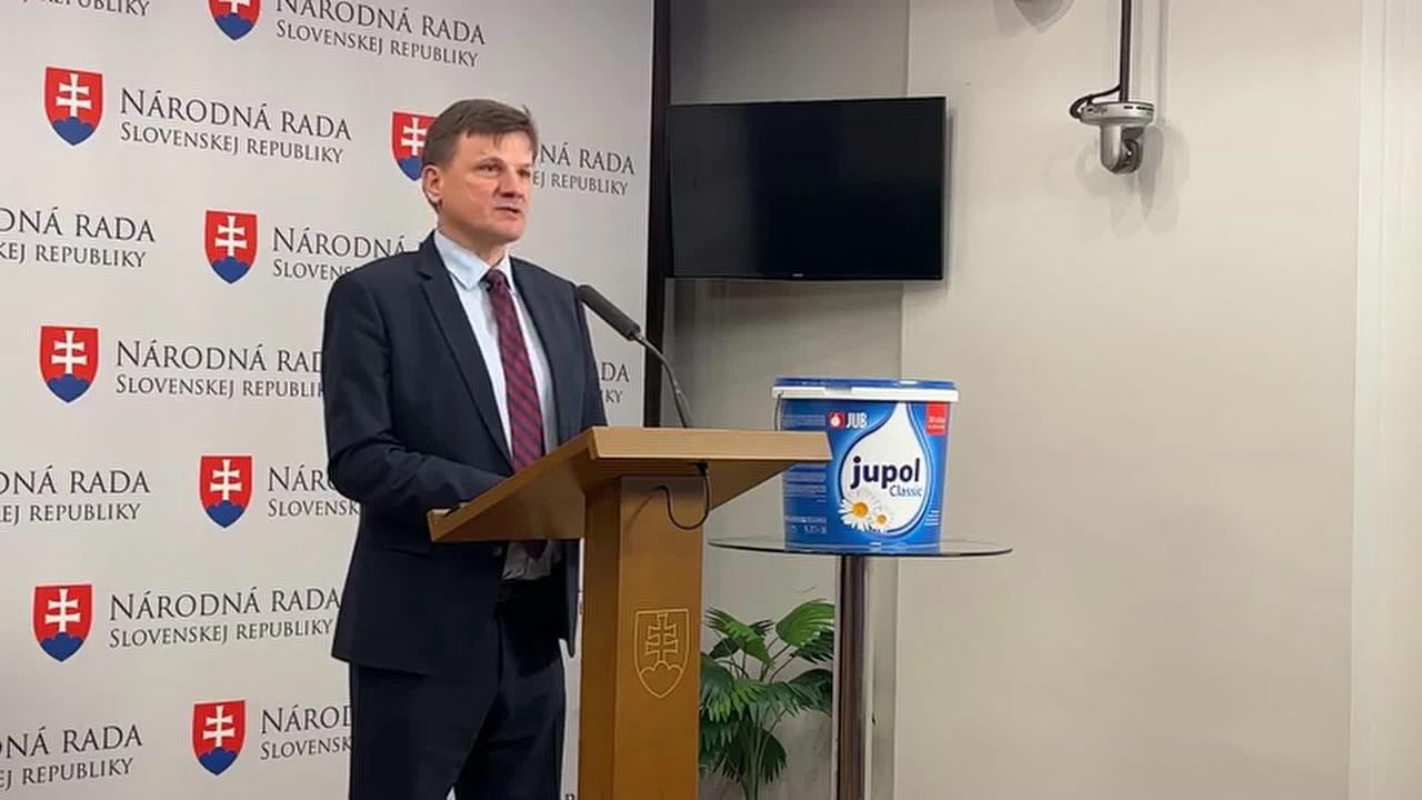 SaS chce odvolať Huliaka za fajčenie do rastlinky a vedenie výboru pre pôdohospodárstvo