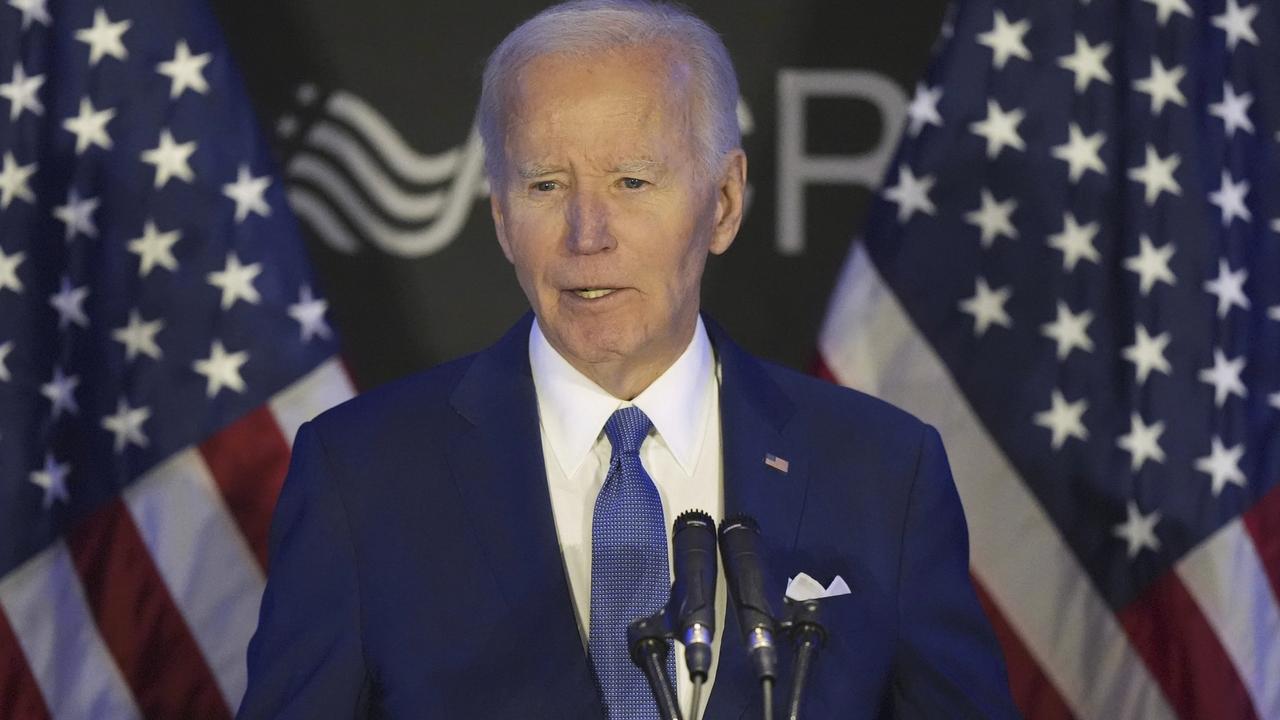 KK90 archív Chicago - Na archívnej snímke z 15. apríla 2025 bývalý americký prezident Joe Biden hovorí počas konferencie v Chicagu. Bývalému prezidentovi Spojených štátov Joeovi Bidenovi diagnostikovali lekári agresívnu formu rakoviny prostaty, informovala v nedeľu 18. mája jeho kancelária. Metastázy sa rozšírili do jeho kostí a v súčasnosti s rodinou prehodnocujú možnosti liečby. FOTO TASR/AP
FILE - Former President Joe Biden speaks at a conference in Chicago, April 15, 2025. (AP Photo/Nam Y. Huh, File)
