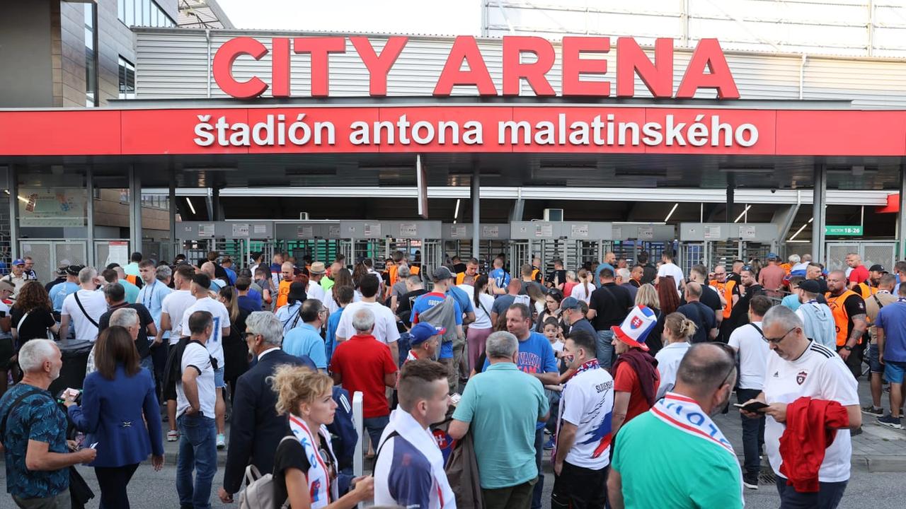 Už pár hodín pred začiatkom sa po Trnave pohyboval enormný počet fanúšikov