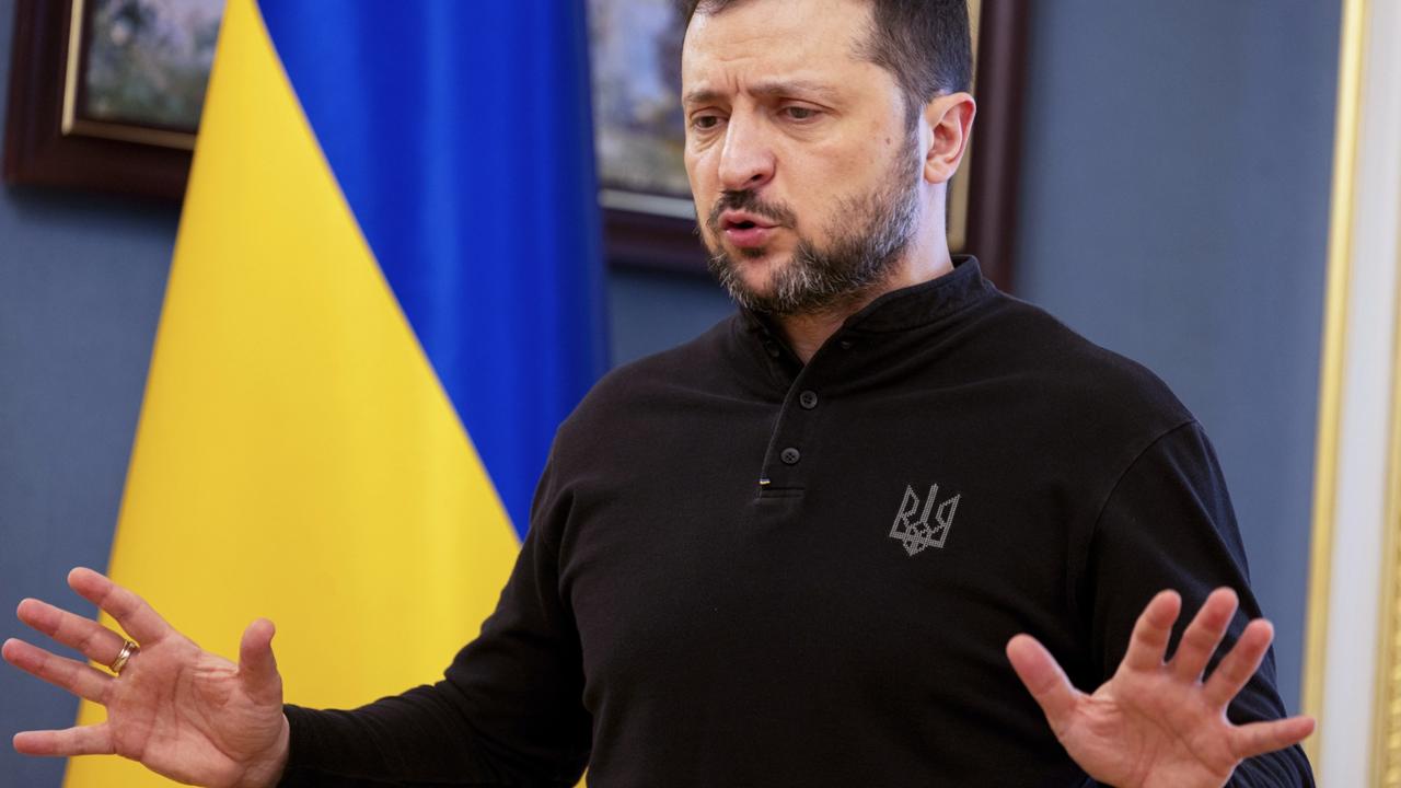 WA 35 Kyjev - Ukrajinský prezidnet Volodymyr Zelenskyj reaguje na tlačovej konferencii v Kyjeve v stredu 19. februára 2025. Zelenskyj usporiadal tlačovú konferenciu deň po rokovaniach ruskej a americkej delegácie v Saudskej Arábii, na ktorú Kyjev nepozvali. Zelenskyj v stredu v Kyjeve vyhlásil, že chce od svojich západných partnerov získať pevné bezpečnostné záruky, ktoré by umožnili ukončenie vojny s Ruskom ešte v roku 2025. Podľa medializovaných informácií o americkom návrhu dohody o ťažbe nerastných surovín požadujú USA od Ukrajiny polovicu všetkých jej zásob nerastných surovín vrátane kovov ako lítium, titán alebo urán. Kyjev by tieto zdroje mal Washingtonu poskytnúť výmenou za doterajšiu pomoc, ktorú dodala predchádzajúca administratíva prezidenta Joea Bidena. Podľa súčasného prezidenta Trumpa USA od Ukrajiny potrebujú až 500 miliárd dolárov. Zelenskyj v tejto súvislosti spresnil, že USA dodali jeho krajine zbrane v hodnote 67 miliárd dolárov a 31,5 miliardy dolárov v rámci rozpočtovej podpory. Doplnil, že americké požiadavky "nie sú serióznym rozhovorom" a že svoju krajinu nemôže predať. FOTO TASR/AP
Ukraine's President Volodymyr Zelensky gives a press conference in Kyiv, Wednesday, Feb. 19, 2025. (Tetiana Dzhafarova/Pool Photo via AP)
