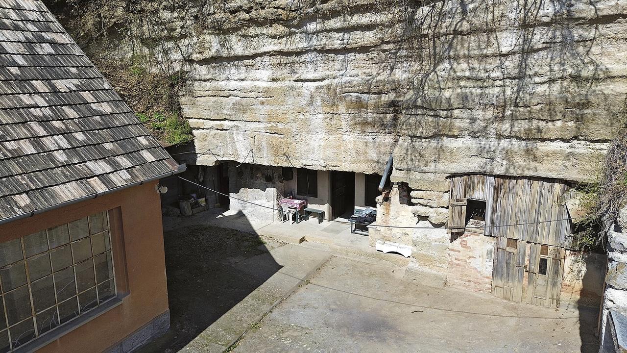 Skalný unikát môže byť váš: Za 80-tisíc predávajú jedinečný dom! FOTO