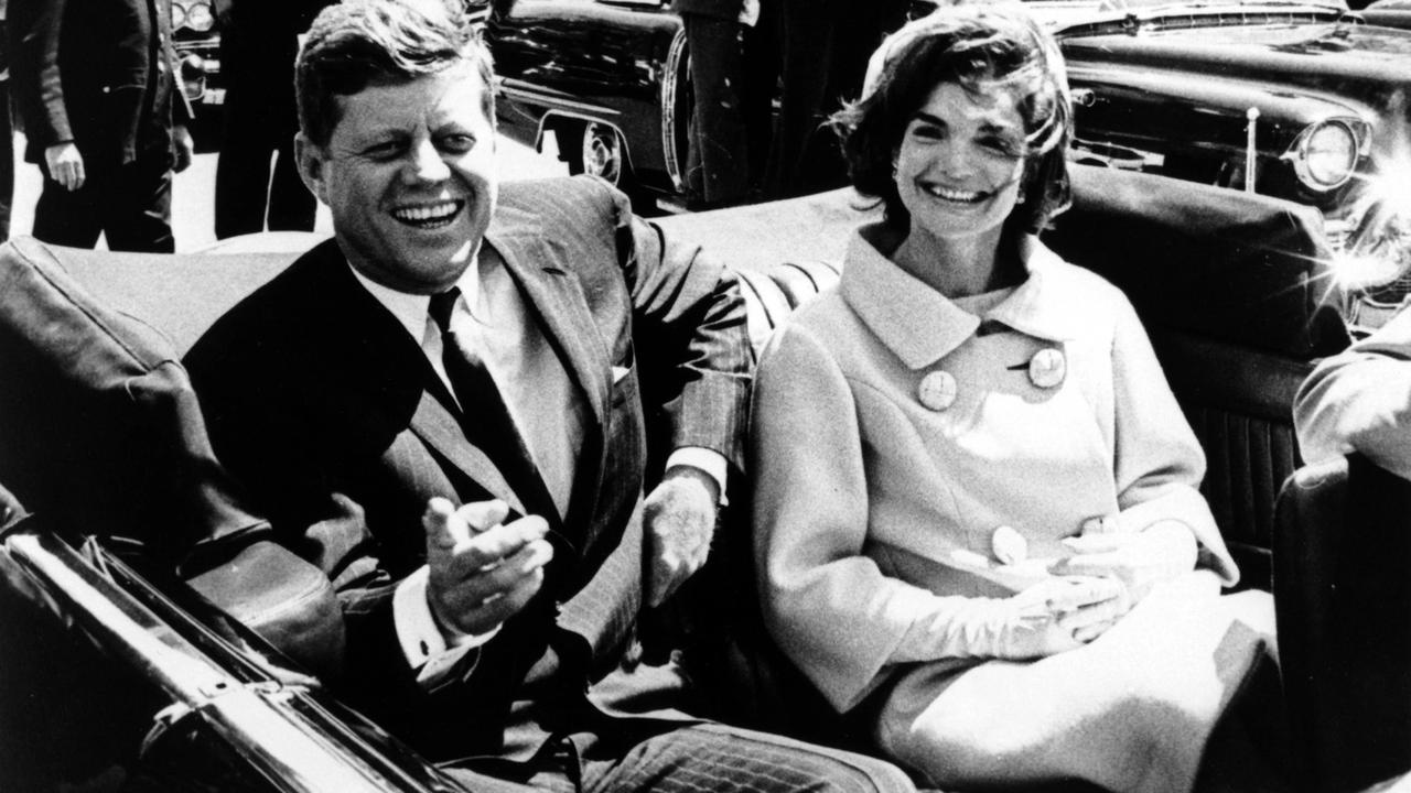 Len sotva to mohlo skončiť DESIVEJŠIE: Toto je posledná vec, ktorú Jackie Kennedy povedala svojmu UMIERAJÚCEMU manželovi