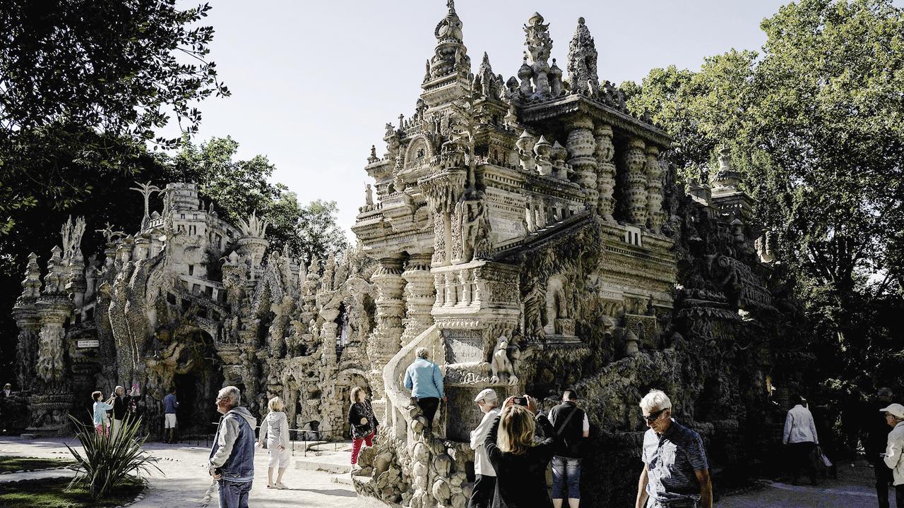 Návštevníci obdivujú Palais Idéal – „Ideálny palác“ – výtvor zosnulého francúzskeho poštára Ferdinanda Chevala, známeho ako Facteur Cheval, 11. septembra 2019 v obci Hauterives.
