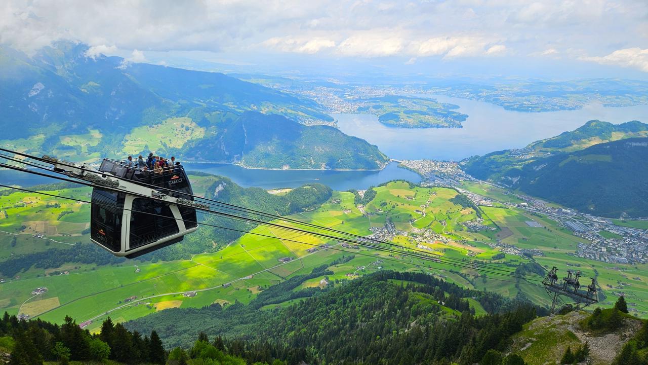 Lanovka Cabrio na vrch Stanserhorn zvezie ľudí aj na streche.